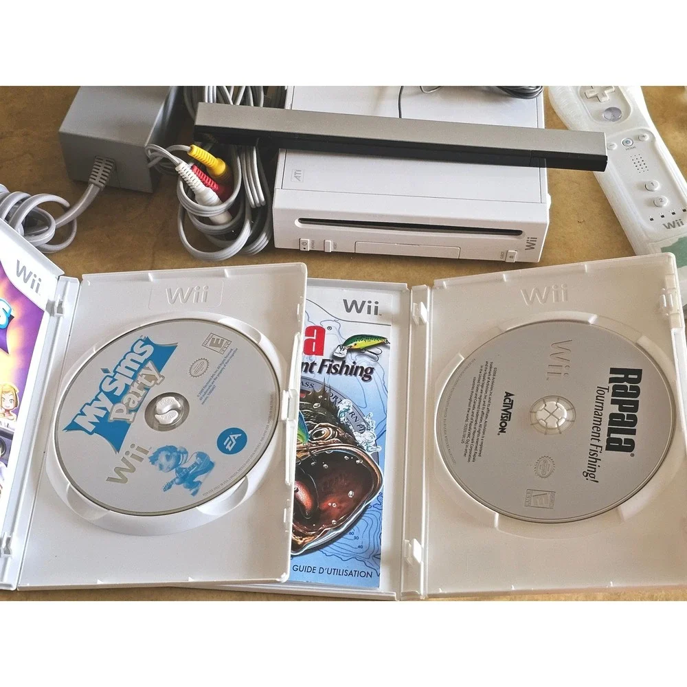 Nintendo Wii Console RVL-001 White Bundle with 2 Games Remote Nunchuk Cables - Picture 2 of 11